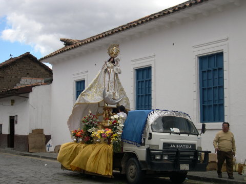ecuador-cuenca-procession-car