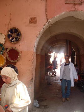 marrakech-couloir-femme (2)