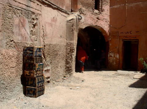 marrakech-cour-wc-dejlaba-rouge (2)